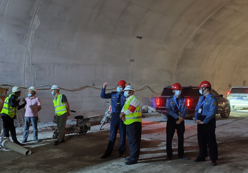 图片2：检查隧道施工现场安全生产情况215.jpg